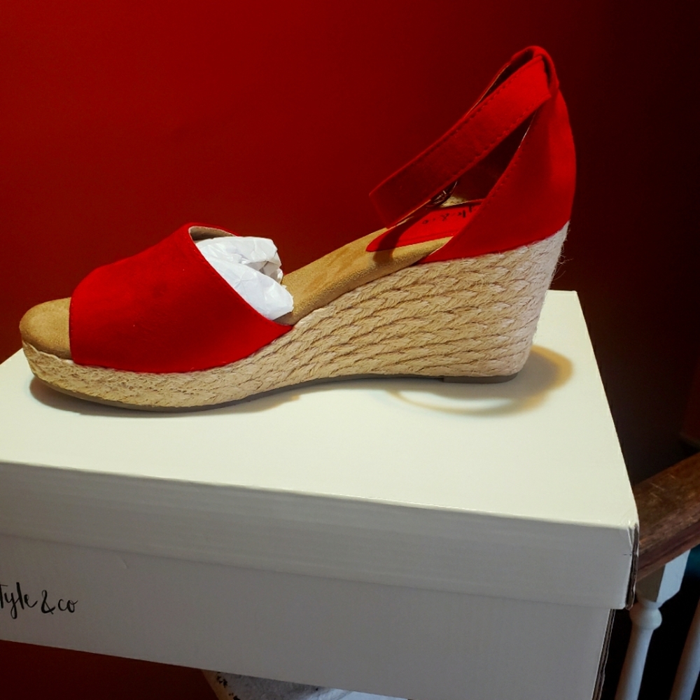 Red wedges size 9